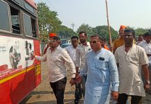 मराठा आरक्षणाचे आंदोलन आणखी तीव्र खामगांव एसटी बसेसवरील मुख्यमंत्री उपमुख्यमंत्र्यांच्या फोटोला फासले काळे