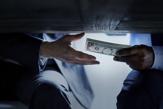 13 हजाराची लाच घेताना महिला सरपंच पोलिसांच्या जाळ्यात