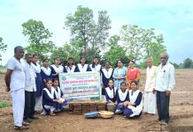 कृषी कन्यांनी दाखवला शेतकऱ्यांना झिरो एनर्जी कुल चेंबरचा मार्ग