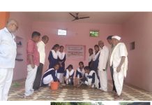 कृषी कन्यांकडून शेतकऱ्यांना बीज उगवण क्षमताबाबत मार्गदर्शन व प्रात्यक्षिक कार्यक्रम