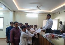 शेत रस्त्याची दुरुस्ती करून द्या शेतकऱ्यांची तहसीलदारांना निवेदन