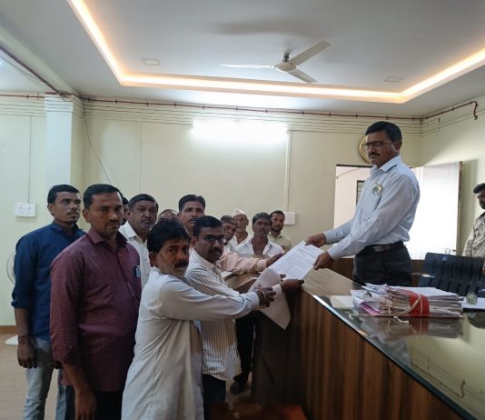 शेत रस्त्याची दुरुस्ती करून द्या शेतकऱ्यांची तहसीलदारांना निवेदन
