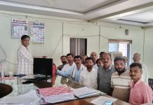 शेतकऱ्याला मारहाण करणाऱ्या मुजोर तालुका कृषी अधिकारी ला सेवेतुन बडतर्फ करा शेतकऱ्यांची मागणी