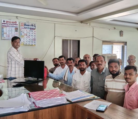 शेतकऱ्याला मारहाण करणाऱ्या मुजोर तालुका कृषी अधिकारी ला सेवेतुन बडतर्फ करा शेतकऱ्यांची मागणी