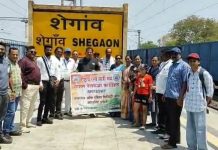 राष्ट्रीय रेल्वे यात्री संघ सोशल वेलफेअर फाउंडेशनच्या वतीने शेगाव रेल्वे स्टेशनवर प्रवाशांना थंड पाणी व कैरी पणा चा वितरण