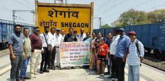 राष्ट्रीय रेल्वे यात्री संघ सोशल वेलफेअर फाउंडेशनच्या वतीने शेगाव रेल्वे स्टेशनवर प्रवाशांना थंड पाणी व कैरी पणा चा वितरण